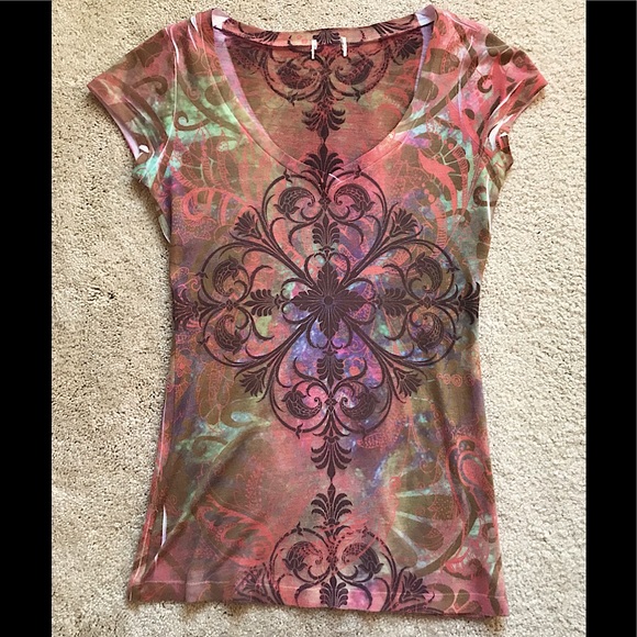 Charlotte Russe Tops - 🆕🔥CHARLOTTE RUSSE REALLY CUTE V-NECK SHORT SLEEVE SHIRT MULTICOLORED FITTED
